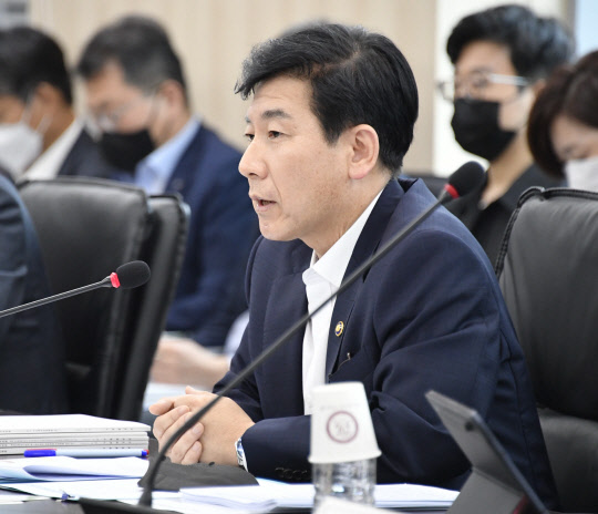 최상대 기획재정부 2차관이 19일 서울 영등포구 나라키움빌딩에서 열린 '제24차 국유재산정책심의위원회'를 주재하고 있다.  연합뉴스.